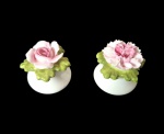 Conjunto de saleiro e pimenteiro em porcelana Inglesa, decoração em flor. Med.: 4,5 cm de altura