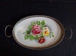 Bandeja oval europeia com decoração floral. Guarnições em metal com detalhes vazados. *Mínimos desgastes no banho. Med.: 39 x 21 x 3,5 cm de altura