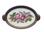 Bandeja oval em madeira entalhada, galeria central com bordado floral. Med.: 46 x 32 x 4,5 cm de alt.