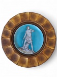Prato decorativo em porcelana REAL, pintado á mão, em robusta moldura circular em madeira com douração. Med.: Prato: 25,5 cm diâm.; Moldura: 45 cm de diâmetro