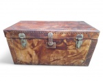 Baú de viagem de madeira com revestimento em couro marrom. Ferragens em metal. Med. 100 x 50 x 48 cm de altura * Revestimento em couro e forração inteira apresentam perdas, avarias e desgastes