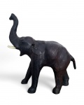 Grande elefante em madeira revestida em couro, presas em material sintético. Med: 30 x 12 x 31 cm de altura * Possui desgastes e trincas no couro