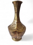 Vaso com decoração marroquina em bronze com adaptação para abajour. Med.: 21cm de altura 