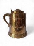Grande balde para gelo no formato de tankard, alça confeccionada em bronze, interior com recipiente removível em material plástico. Med.: Alt. 30 x Diam. Base 25,5 cm.