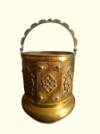 Grande Cachepot em latão com alça e apliques. Med.: 25 cm de diâmetro (bocal) x 31 cm de altura ( sem a alça) * Apresenta algumas mossas e falta dos pés