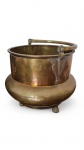 Grande e antigo Cachepot em latão dourado, possui detalhes em bronze decorado. Med.: 36 cm bocal X 37 cm de altura ( sem as alças ) 