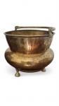 Antigo cachepot em grandes dimensões em latão dourado com detalhes em bronze. Med.: 40 cm (bocal) X 35 cm de altura (sem a alça)