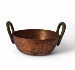 Pequeno tacho em cobre martelado com alças em bronze medindo 14,5 cm de diâmtro ( sem as alças)