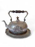 ESTANHO - Belíssima chaleira com presentoir, alça e pega em madeira. Med.: 23 x 18 x 15 cm de altura (sem a alça)