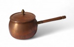 Panela em metal acobreado com cabo em madeira. Med.: 17 cm diâm. X 16 cm de altura; 35 cm de comprimento com o cabo