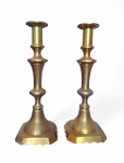 Antigo par de casticais em latão dourado. Med.: 30 cm de altura 