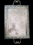Bandeja Retangular em metal prateado, borda com decoração floral em relevo. Med.: 30 x 48 cm