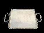 Pequena e delicada bandeja em metal prateado medindo 17,5 cm x 30 cm. *Apresenta desgastes no banho