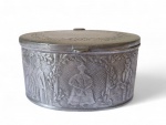 Antiga caixa- porta jóias em estanho, decoração com cenas galantes. Med.: 12,5 x 9 x 6 cm de altura