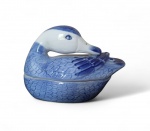 Caixa em porcelana Branca e Azul no formato de Pato. Med.: 14 x 8 x 10 cm de altura