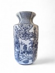 Grande vaso sextavado em porcelana branca TEIXEIRA pintado a mão. Med.: 33,5 cm de altura