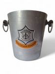 Balde de gelo em alumínio com alças laterais - Champagne Veuve Clicquot Ponsardin. Med 20,5 cm alt 19 cm diâmetro. *Apresenta manchas de oxidação