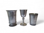 Lote com 3 peças em estanho, sendo 1 vaso: 11 cm diâm x 15 cm de altura; 1 copo: 8,5 cm x 12 cm; 1 cálice: 7,5 cm x 16 cm