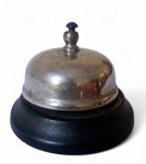 Campainha de Mesa com base em metal. Medida: 8 cm diametro