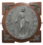 Antigo icone religioso imagem de Nossa Senhora das Graças em metal prateado sobre madeira. Mede 24 x