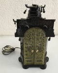 GM060, ANTIGA LUMINÁRIA (TEMPLO), EM MATERIAL SINTÉTICO, NÃO TESTADA, MEDINDO 25 CM DE ALTURA X 13 C