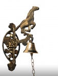 Belíssimo sino de bronze e ferro fundido todo trabalhado em relevo, com suporte, medindo 20 cm,