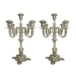 Par de antigos candelabros em prata, peso total: 8575 g, cada um com 04 braços em forma de S e 05