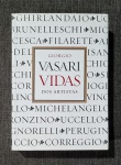 Livro. Biblioteca José Roberto Teixeira Leite. VIDAS DOS ARTISTAS, de Giorgio Vasari. Tradução de Ivone Castilho Benedetti a partir da edição italiana de 1550. São Paulo: Martins, 2020. Brochura, 824 páginas, 24 x 17 cm. Em bom estado.  A celebérrima obra em que Giorgio Vasari, ele próprio pintor de méritos, reconstitui a vida e comenta a obra de grandes artistas italianos, como Michelangelo, Ghirlandajo, Paolo Ucello, Signorelli, Piero dela Francesca e dezenas de outros, alguns dos quais conheceu pessoalmente.