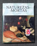 Livro. Biblioteca José Roberto Teixeira Leite. NATUREZAS-MORTAS, de Norbert Schneider. Colônia: Taschen, 2009. 215 páginas, ilustrações. Encadernado e com sobrecapa, 31 x 24,5 cm. Em ótimo estado. Uma viagem através da história desse gênero pictórico, desde seus primórdios aos dias atuais,  distribuída por capítulos que focalizam sucessivamente cenas de caça e de cozinha, representações dos Cinco Sentidos e do tema da Vanitas, flores, frutos, livros, gabinetes de curiosidade, instrumentos musicais etc.