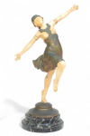 JEAN GARNIER (1820-1895) Escultura conhecida como criselefantina em marfim e bronze dourado represen
