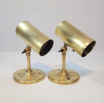 Par de lindas arandelas antigas, executadas em metal dourado. Medindo: 17 x 11 cm.