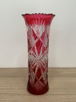 BACCARAT - Belíssimo vaso em cristal overlay na cor rubi com lapidação estrelada, com borda dentada