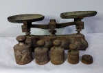 Antiga balança e pesos de ferro com pratos de cobre  atntigamente utilizados em mercearia com mais de 100 anos - pesos e estrutura originais - funcionando - largura 48 cm altura com os pratos 16 cm. Possui 1 peso de 2k, 2 de 1k, 1 de  500gr e 1 de 200g.