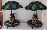 Grandioso e único este par de Abajur, com pé em madeira e cobre em forma de roda de carroça, cúpula em ferro e vidros coloridos em tipo vitral, funcionando em ótimo estado, medindo 60x55cm, para apreciadores de plantão.