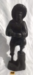 Escultura de madeira nobre retratando figura masculina, possivelmente homem do campo, em expressivas feições. Medindo 41x15x12 cm.