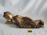Escultura em madeira de Buda reclinado em dourado, com detalhes brilhantes em sua roupa e acessórios. O Buda deitado representa a busca pela harmonia interna. Medidas : 15cm X 41cm.