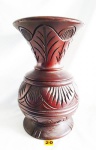 Grande vaso bojudo em madeira com detalhes florais esculpidos. Vaso desmontável, ótimo para transportá-lo e facilita você na decoração da sua casa. Medidas: 45 cm de altura X aproximadamente 28 cm de diâmetro.