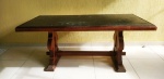 Antiga mesa de apresentação no estilo colonial confeccionada em madeira maciça, padrão holandês, pés de lira reforçados, amarração em travessão. OBS: a superfície da mesa é revestida de couro que necessita ser trocado. Med.: 0,78x1,80x0,90 cm. (retirada em Rocha Miranda )O arrematante terá que contactar uma transportadora para a coleta do item.