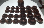 Aparelho de chá e café em porcelana nacional São Caetano na cor marron café decorado com borda dourada, composto de: 12 xícaras para chá com 11 pires e 12 xícaras para café com pires e 12 pratos para bolo.