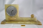 Antigo Relógio de mesa em ONIX VERDE, movido à pilha. Tam. 22cm de altura x 44 cm de largura. Pesa aproximadamente 5,5kg.