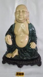 CARLOS MONTALTO - Bela e antiga escultura de buda em resina pintado a mão rico em detalhes, medindo aproximadamente 37 cm de altura x 28 cm de largura.