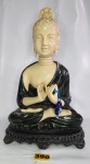 CARLOS MONTALTO - Bela e antiga escultura de buda em resina pintado a mão rico em detalhes, medindo aproximadamente 44 cm de altura x 26 cm de largura.