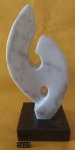 Escultura "Germinal" em mármore de Carrara sobre base em mármore preto, atribuída ao Bruno Giorgi.  Medindo 26 cm x 13 cm.