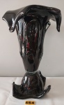 Icônico Vaso floreira palaciano de grandes dimensões, pé alto, grosso e muito pesado ( 9 quilos), primorosamente elaborado em vidro artístico verde soprado .forjado e repuxado a partir de movimentos manuais e de sopro. Utilizando a técnica da criação de vidros artísticos de Murano com apêndices e bolhas e bordas recortadas vivas, destaque em qualquer decoração, medindo aproximadamente 44 cm.