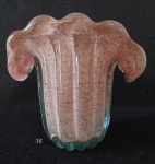 Vaso em vidro de murano rosa, decorado em gomos com partículas douradas, com relevos e borda ondulada, em perfeito estado. Med. 19x19 cm.