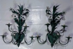 Par de apliques para 5 luzes, em bronze patinado, recortado em forma de folhas e galhos, patinado, com flores de vidro branca opalinado. Medindo 66x54cm.