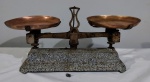 Antiga balança em ferro fundido esmaltado, marca está ilegível - Force, para até ilegível, com pratos em latão -med. 45cm.