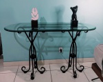 Exclusivo este aparador em fer forge com hastes contorcidas, patinado, com exuberante tampo de cristal bisotê 20mm. Peça confeccionada por designer para loja de grife em shopping da Zona Sul do Rio de Janeiro. Medindo 89cm de altura por 148cm de largura.