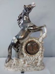 Imponente esta escultura de cavalo em porcelana, relógio funcionando a corda ao centro(sem garantias no estado), início século passado, medindo 33 cm de comprimento por 45 cm de altura. (Discreta marca de possível restauração no pescoço).