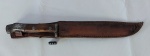 Faca Antiga Militar, tipo Baioneta, bainha em couro costurado, cabo em madeira e aço, atribuída a IMBEL, medindo 35 cm no total (faca). Essa faca faz parte de uma antiga coleção de um ferreiro das forças armadas, não deixe de ver os outros lotes.